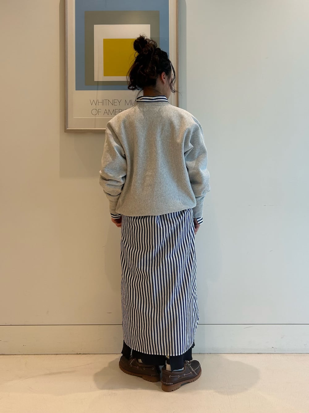 ブルー系のワンピース、ブルー系のスカートを着用したレディースの秋コーディネートの3枚目の写真