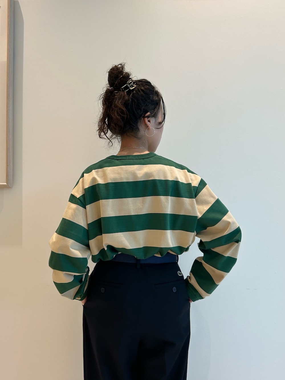 ブラウン系のサンダル、ブラウン系のミリタリージャケット、グリーン系のTシャツ/カットソーを着用したレディースの夏コーディネートの7枚目の写真