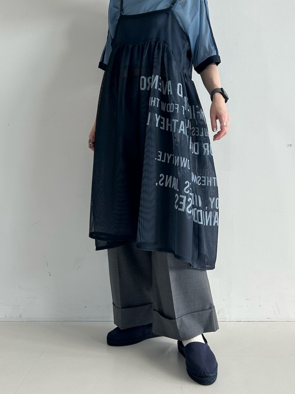 「いいね、save、フォローお願いします🤑、低身長、低身長コーデ、Tシャツ、ワンピース、ワンピーススタイル」｜「BEAMS BOYのポリエステル ウール トロピカル ワイド パンツ（スラックス、グレー系）」を使った、黒田 彩乃さん（骨格ストレート・レディース・153cm）の春コーディネートの6枚目の写真