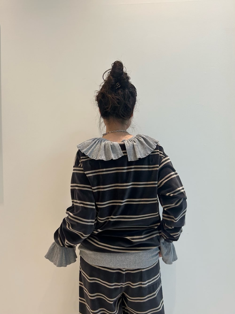 グレー系のTシャツ/カットソー、ブラック系のTシャツ/カットソー、ブラック系のその他パンツを着用したレディースの夏コーディネートの4枚目の写真