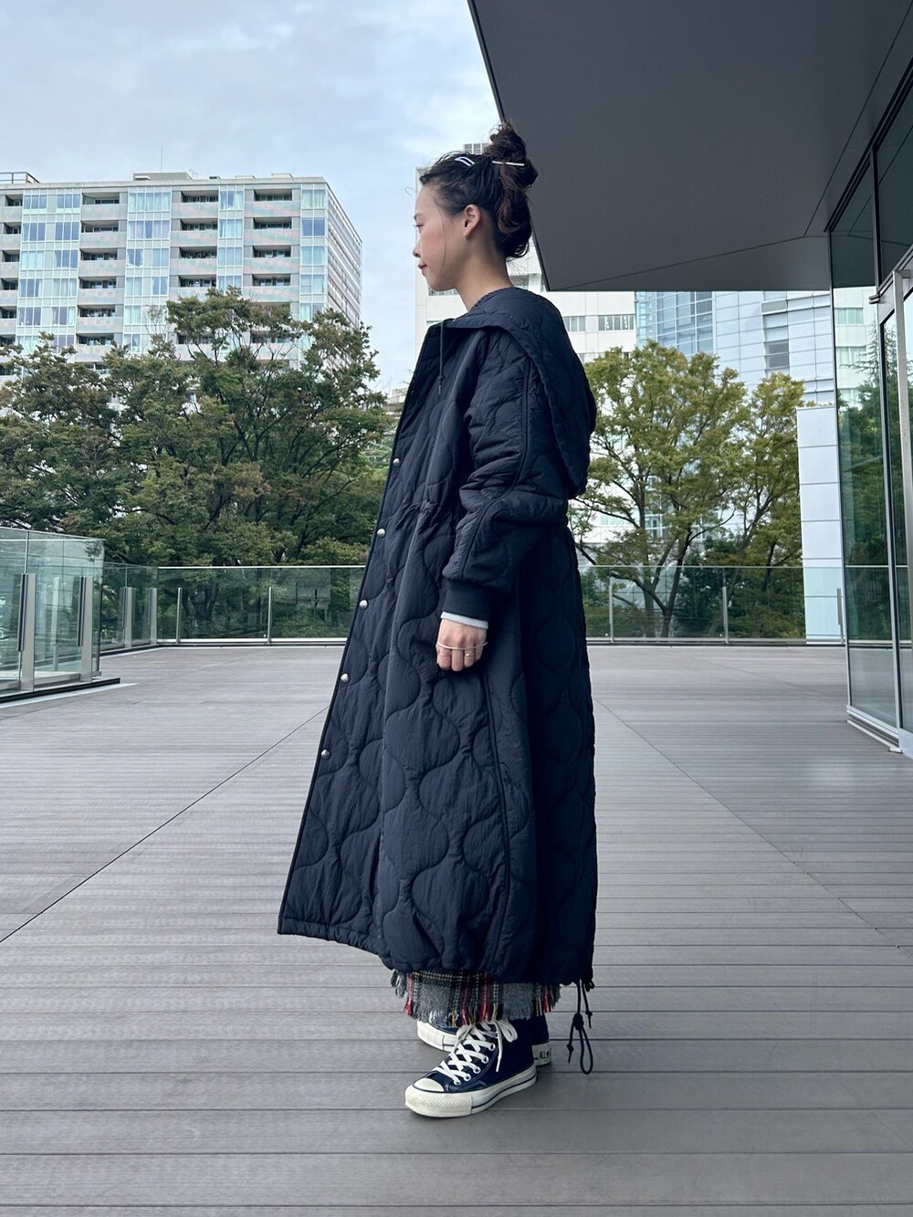 ブルー系のその他アウター、グレー系のスウェット、グレー系のスカートを着用したレディースの秋コーディネートの2枚目の写真