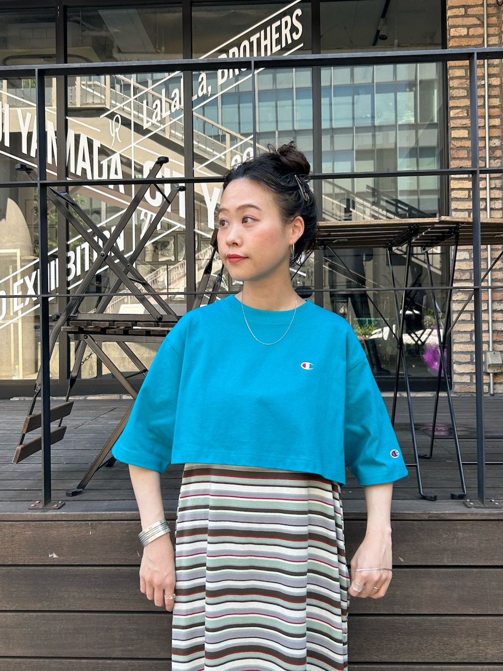 「ワンピース、ワンピーススタイル、チャンピオン、Champion、Champion別注、Tシャツ、短丈、いいね、save、フォローお願いします🤑、低身長、低身長コーデ」｜「BEAMS BOYのマルチボーダー ワンピース（ワンピース、グリーン系）」を使った、黒田 彩乃さん（骨格ストレート・レディース・153cm）の夏コーディネートの4枚目の写真
