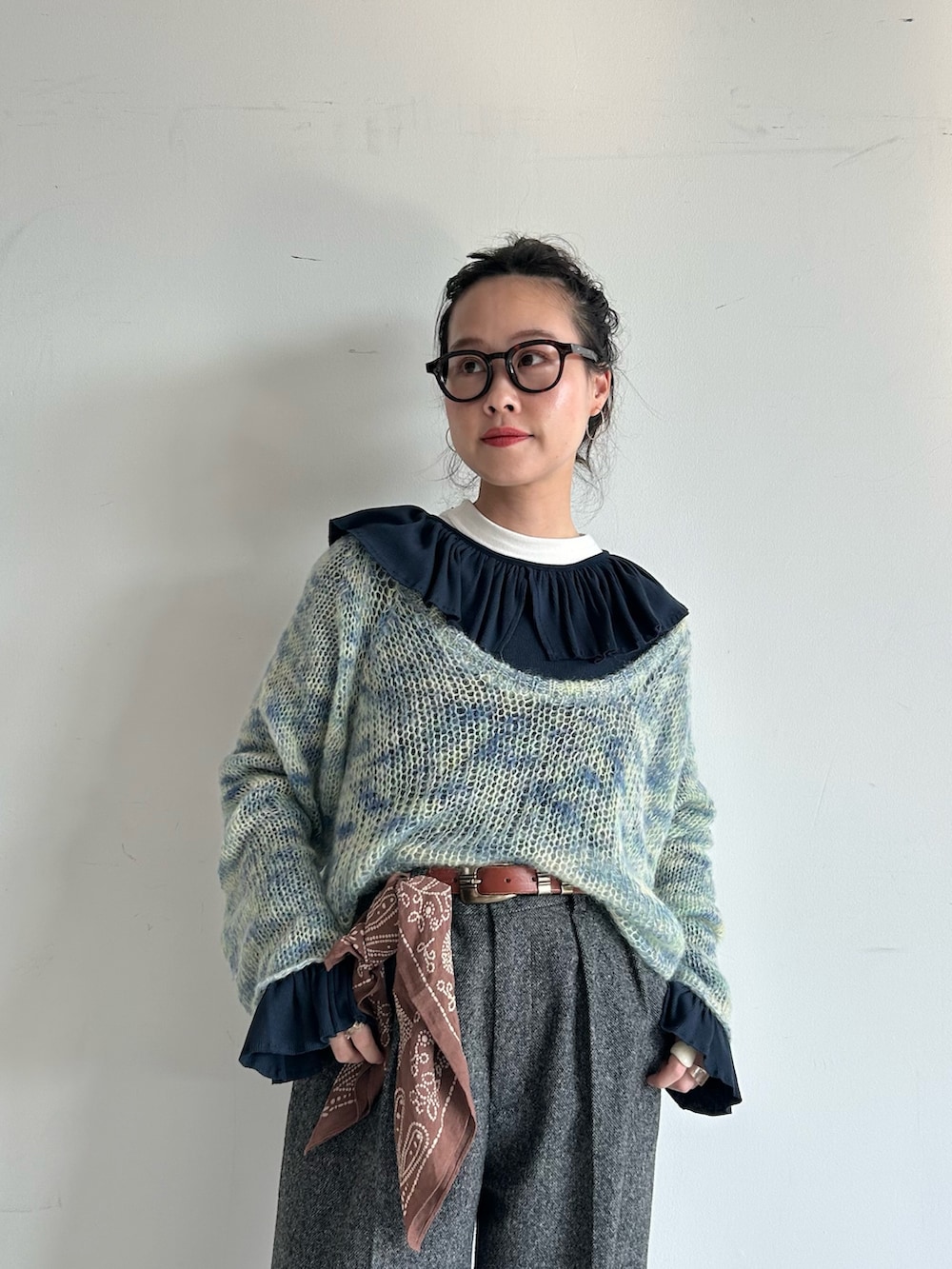 ブラウン系のドレスシューズ、ブルー系のTシャツ/カットソー、ブルー系のミリタリージャケットを着用したレディースの秋コーディネートの7枚目の写真