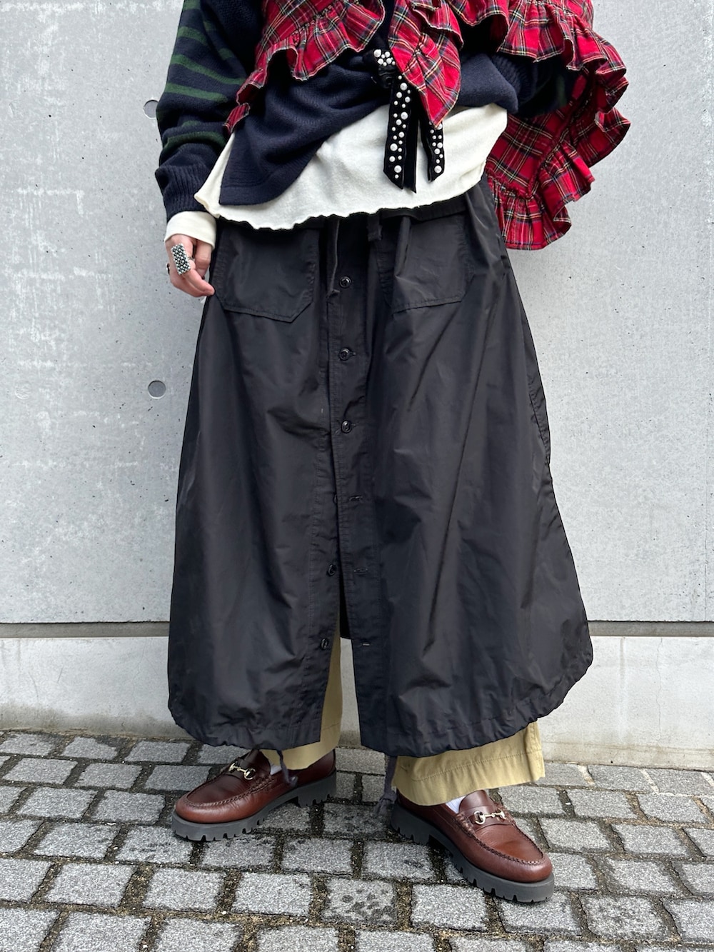 ベージュ系のチノパンツ、ブルー系のニット/セーター、ホワイト系のTシャツ/カットソーを着用したレディースの秋コーディネートの5枚目の写真