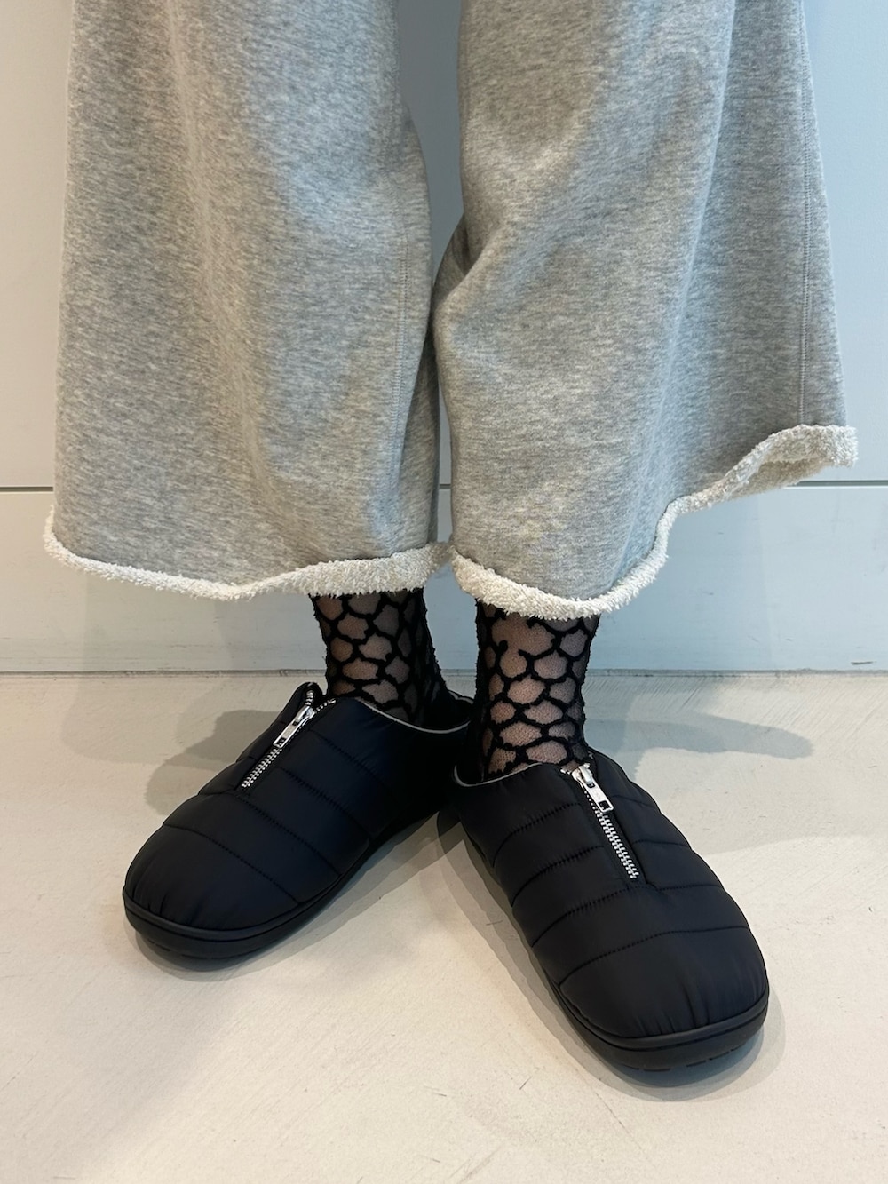 「maturelyのmaturely / ワイド フレア ジャージー パンツ（その他パンツ、グレー系）」を使った、黒田 彩乃さん（レディース・153cm）の秋コーディネートの8枚目の写真