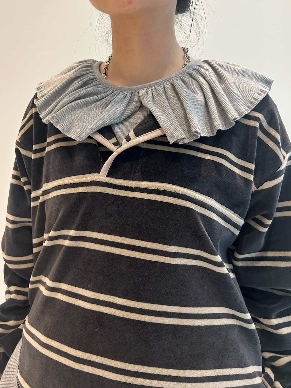 グレー系のTシャツ/カットソー、ブラック系のTシャツ/カットソー、ブラック系のその他パンツを着用したレディースの夏コーディネートの5枚目の写真