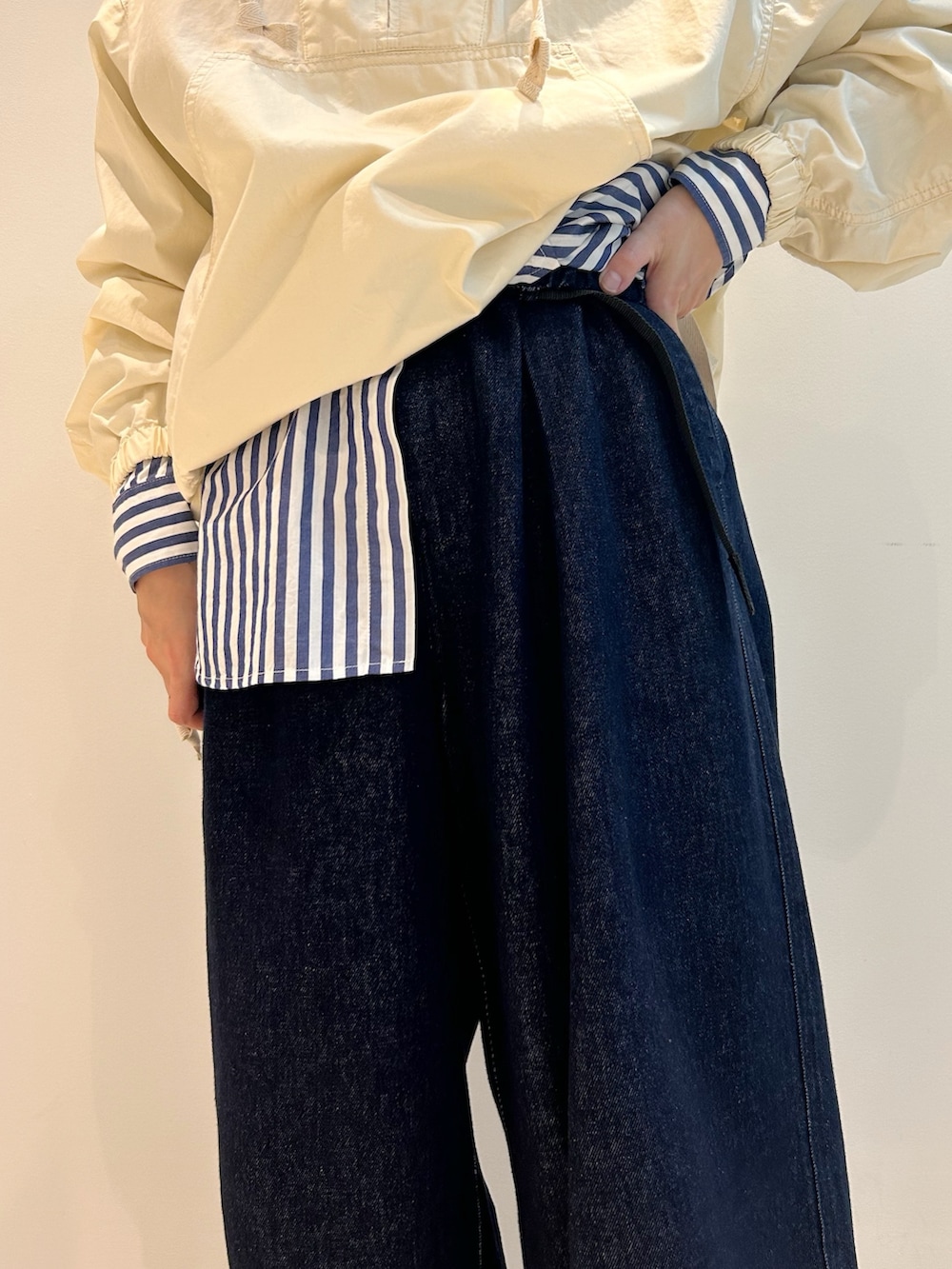 「アノラックパーカー、ボタンダウンシャツ、GRAMICCI、デニムパンツ、デニム、トートバッグ、いいね、save、フォローお願いします🤑、低身長、秋っぽコーデ更新中」｜「BEAMS BOYのロンドンストライプ ボタンダウンシャツ（シャツ/ブラウス、ブルー系）」を使った、黒田 彩乃さん（レディース・153cm）の秋コーディネートの5枚目の写真
