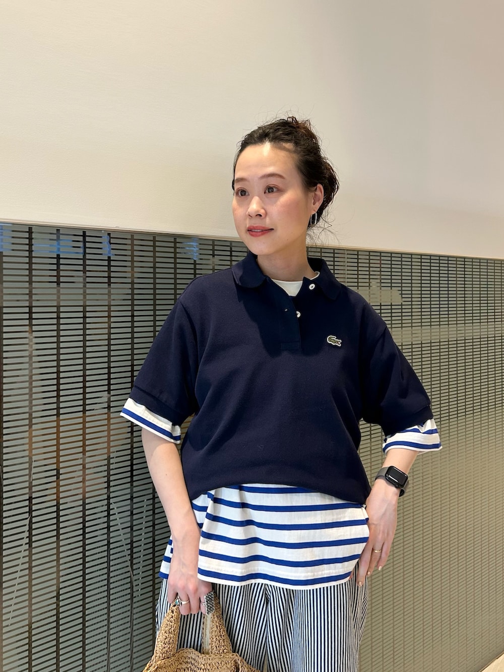 ホワイト系のTシャツ/カットソー、ベージュ系のショルダーバッグ、その他のその他パンツを着用したレディースの春コーディネートの4枚目の写真