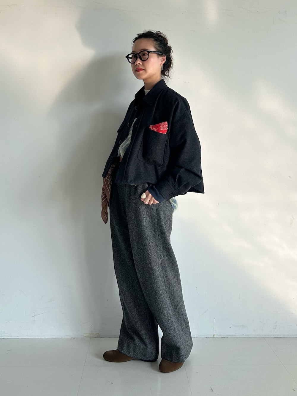 ブラウン系のドレスシューズ、ブルー系のTシャツ/カットソー、ブルー系のミリタリージャケットを着用したレディースの秋コーディネートの2枚目の写真