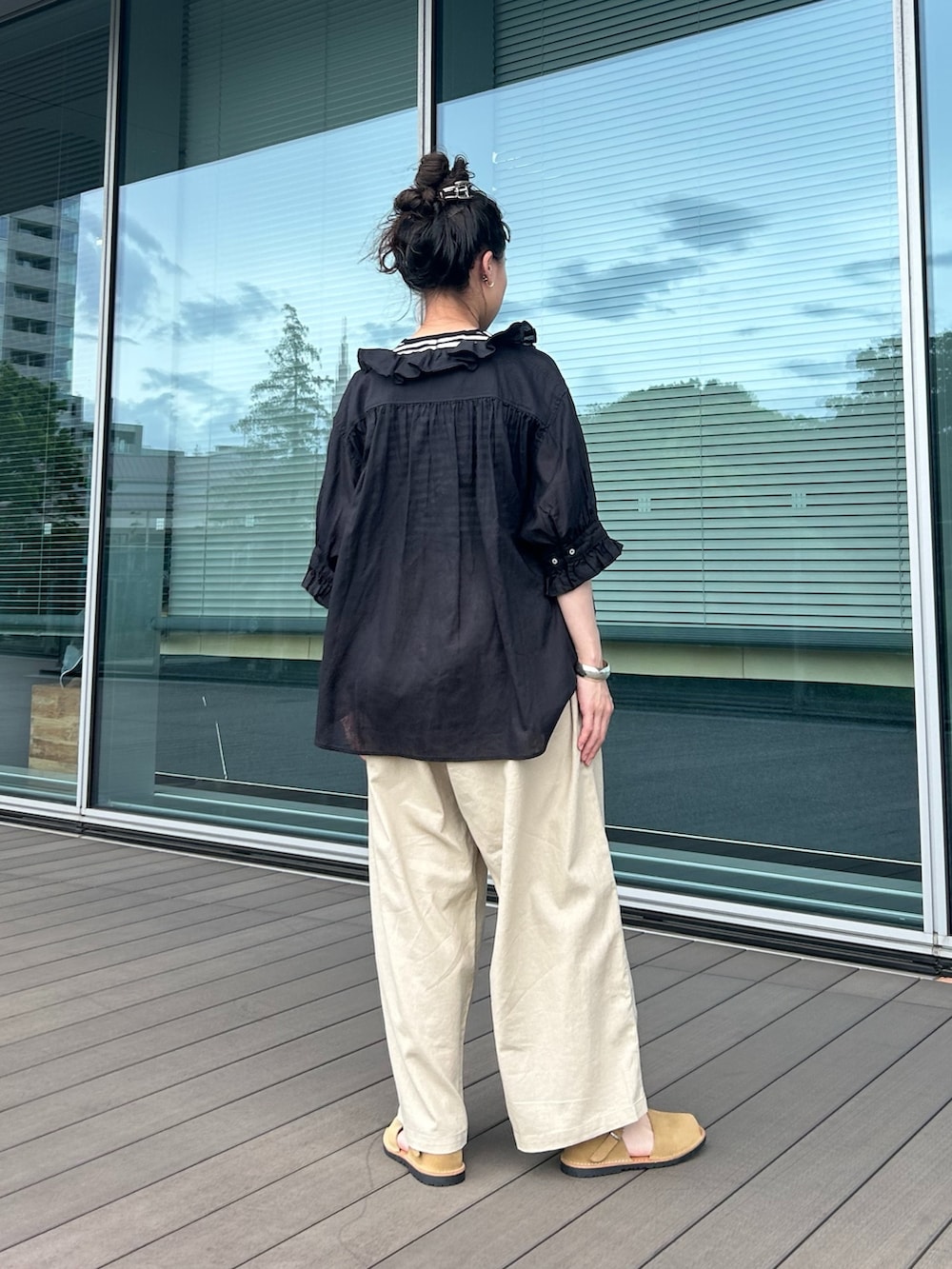 ベージュ系のその他パンツ、ブラック系のシャツ/ブラウス、ブラック系のタンクトップを着用したレディースの夏コーディネートの2枚目の写真