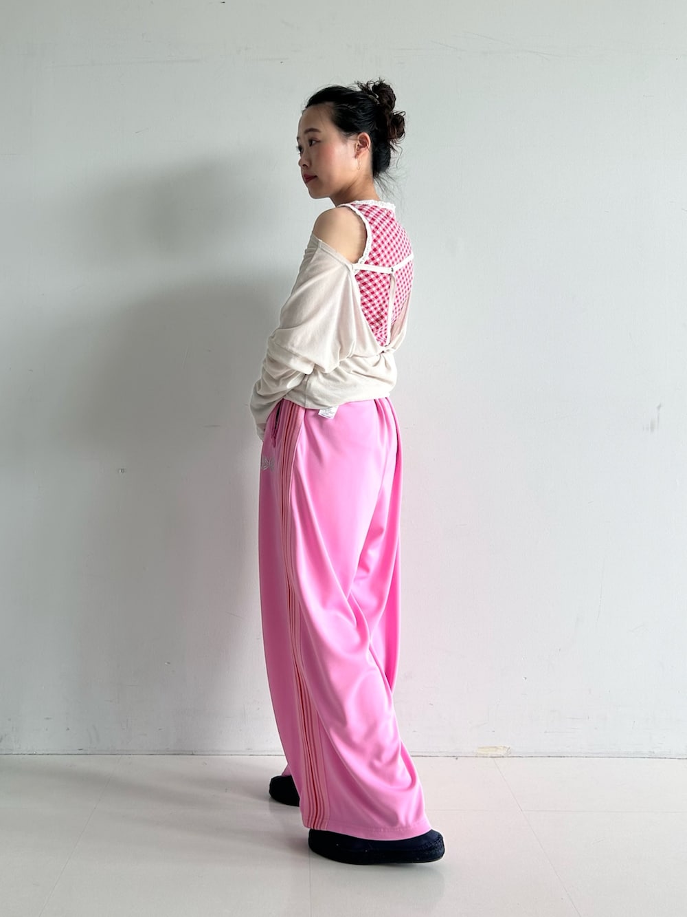 「NEEDLES、needles、needles トラックパンツ、いいね、save、フォローお願いします🤑、低身長、低身長コーデ」｜「BEAMS BOYのmaturely / カシュクール ストラップ ロング スリーブ（Tシャツ/カットソー、ベージュ系）」を使った、黒田 彩乃さん（骨格ストレート・レディース・153cm）の春コーディネートの3枚目の写真