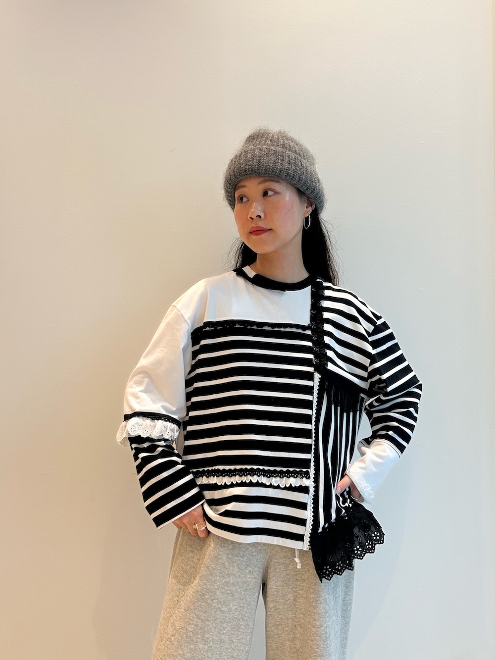 「maturelyのmaturely / ワイド フレア ジャージー パンツ（その他パンツ、グレー系）」を使った、黒田 彩乃さん（レディース・153cm）の秋コーディネートの4枚目の写真