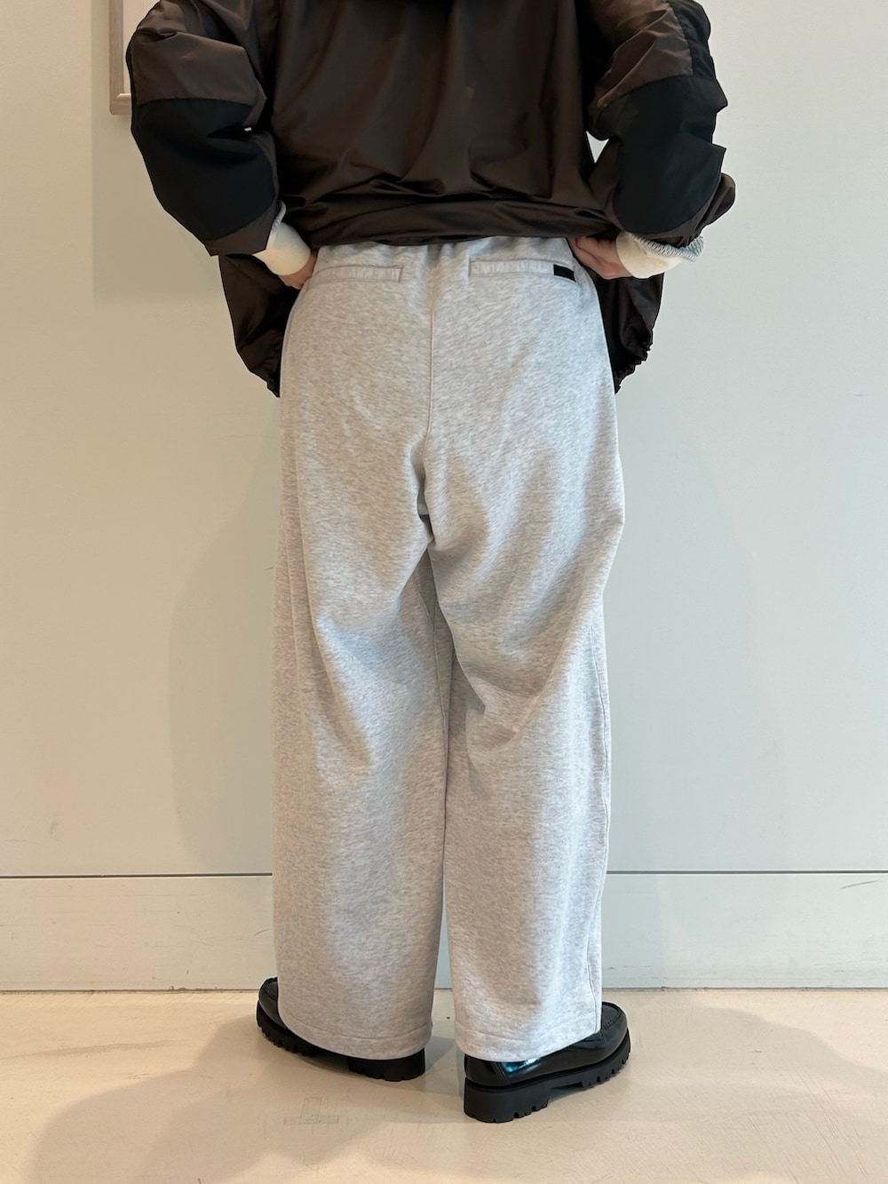 グレー系のスウェットパンツ、ブラック系のローファーを着用したレディースの夏コーディネートの8枚目の写真