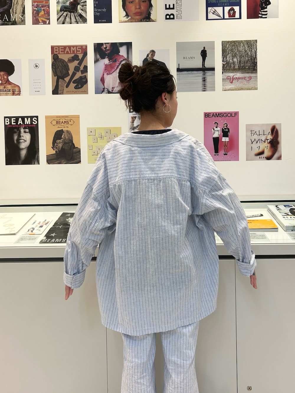 ホワイト系のTシャツ/カットソー、ブルー系のテーラードジャケット、ブルー系のスラックスを着用したレディースの冬コーディネートの4枚目の写真