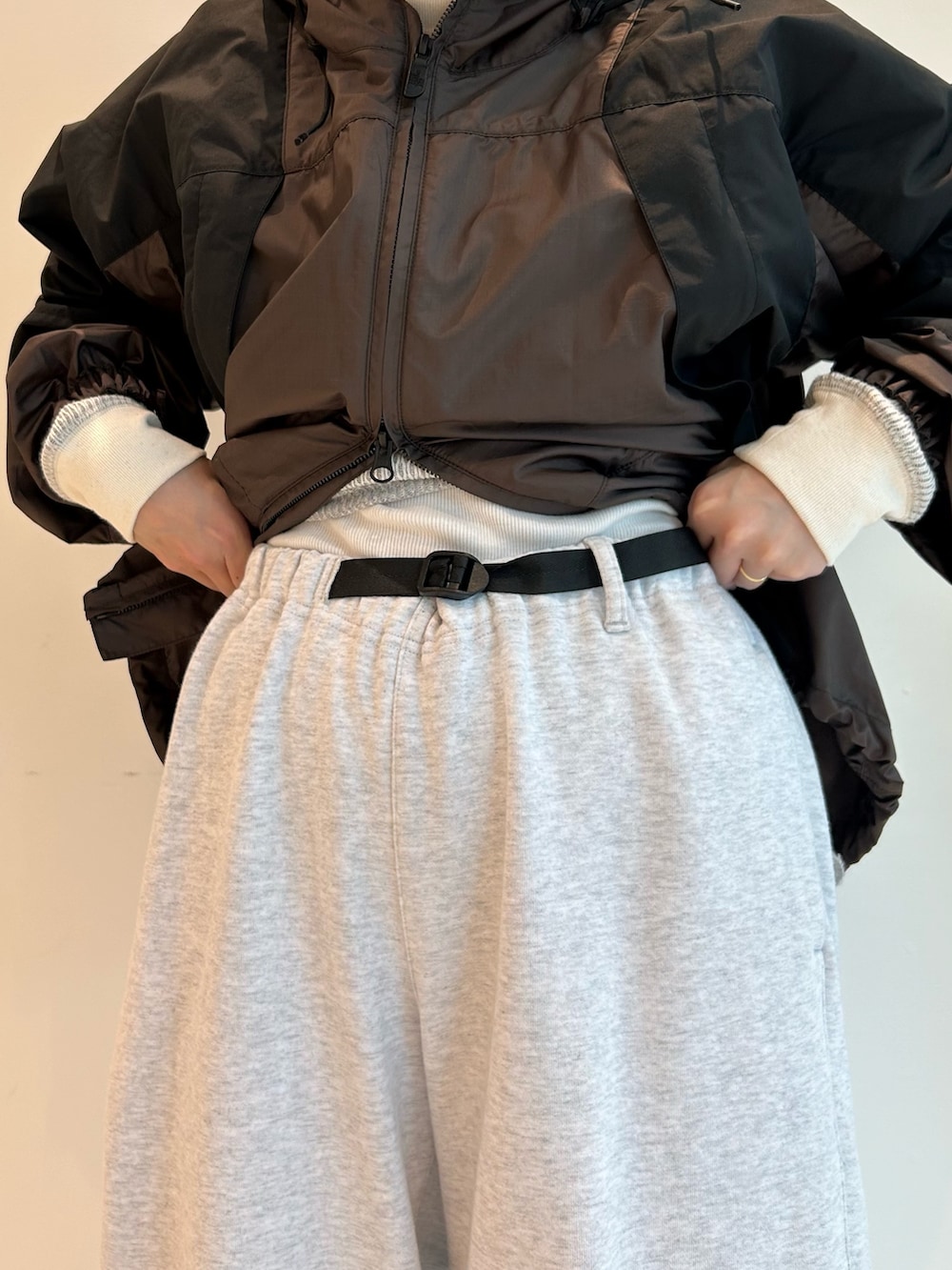 グレー系のスウェットパンツ、ブラック系のローファーを着用したレディースの夏コーディネートの9枚目の写真