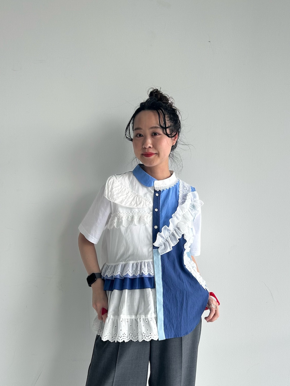 グレー系のスラックス、ブラック系のローファー、ホワイト系のTシャツ/カットソーを着用したレディースの春コーディネートの3枚目の写真