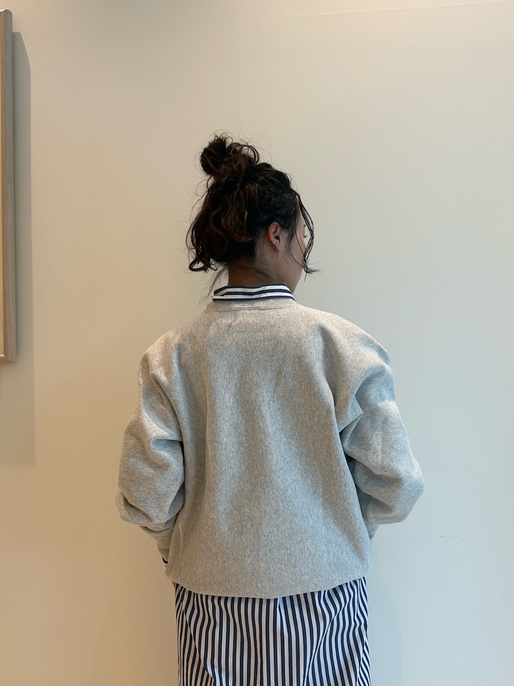 ブルー系のワンピース、ブルー系のスカートを着用したレディースの秋コーディネートの5枚目の写真