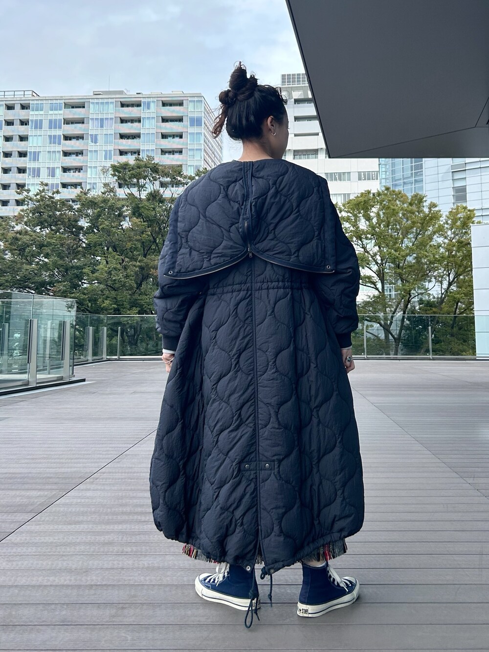 ブルー系のその他アウター、グレー系のスウェット、グレー系のスカートを着用したレディースの秋コーディネートの3枚目の写真