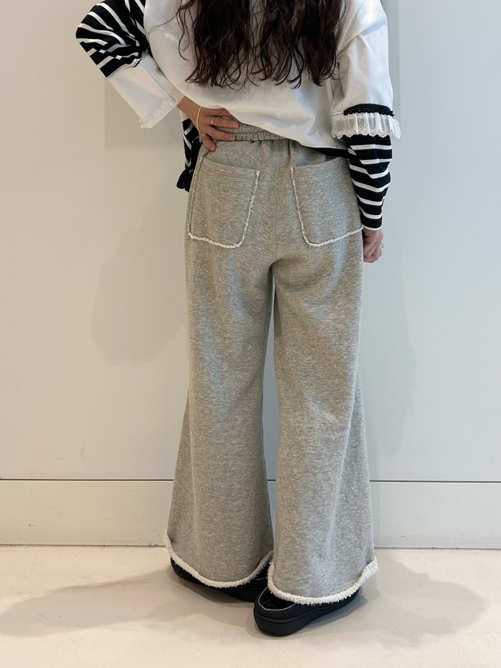 「maturelyのmaturely / ワイド フレア ジャージー パンツ（その他パンツ、グレー系）」を使った、黒田 彩乃さん（レディース・153cm）の秋コーディネートの7枚目の写真