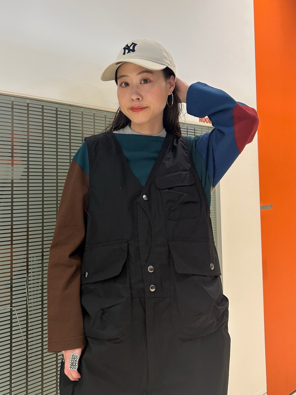 「オールインワン、エルボーパッチ、スニーカー、いいね、save、フォローお願いします🤑、キャップ」｜「BEAMS BOYのBEAMS BOY / コットンウェザー ハンチングベスト オールインワン（つなぎ/オールインワン、ブラック系）」を使った、黒田 彩乃さん（レディース・153cm）の夏コーディネートの3枚目の写真