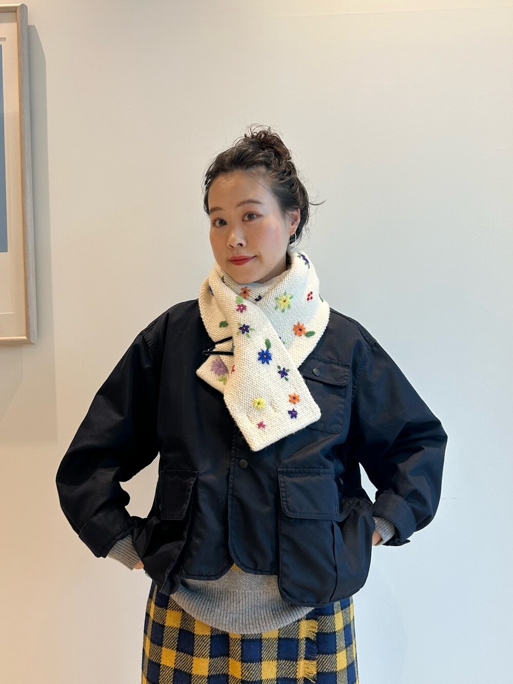 ブルー系のミリタリージャケット、イエロー系のスカート、ブラウン系のドレスシューズを着用したレディースの夏コーディネートの4枚目の写真