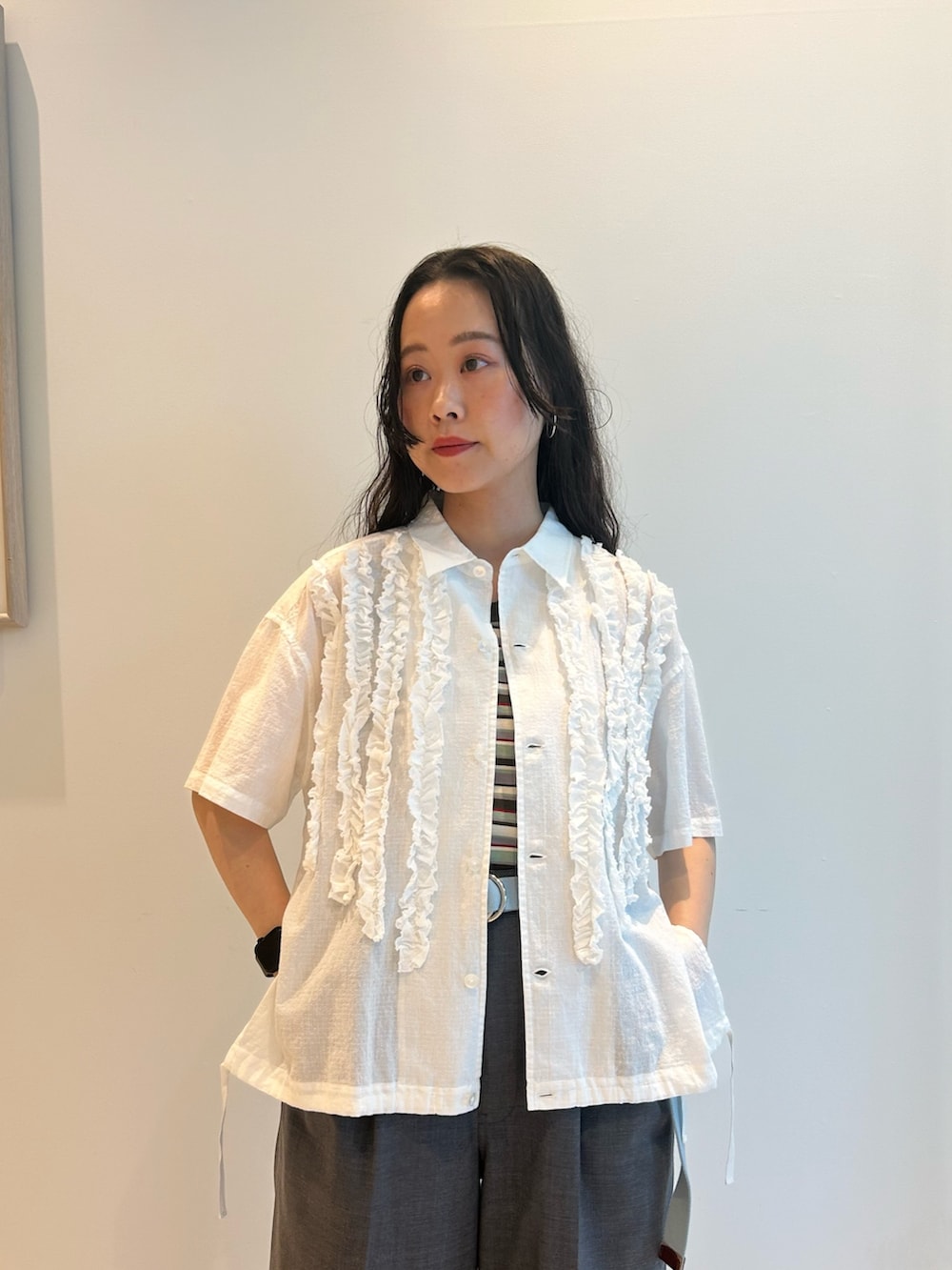 「シャツ、シャツスタイル、ブラウス、スラックス、タンクトップ、ボーダー、ボーダートップス、いいね、save、フォローお願いします🤑、低身長、低身長コーデ」｜「BEAMS BOYのマルチボーダー タンクトップ（Tシャツ/カットソー、グリーン系）」を使った、黒田 彩乃さん（骨格ストレート・レディース・153cm）の夏コーディネートの2枚目の写真