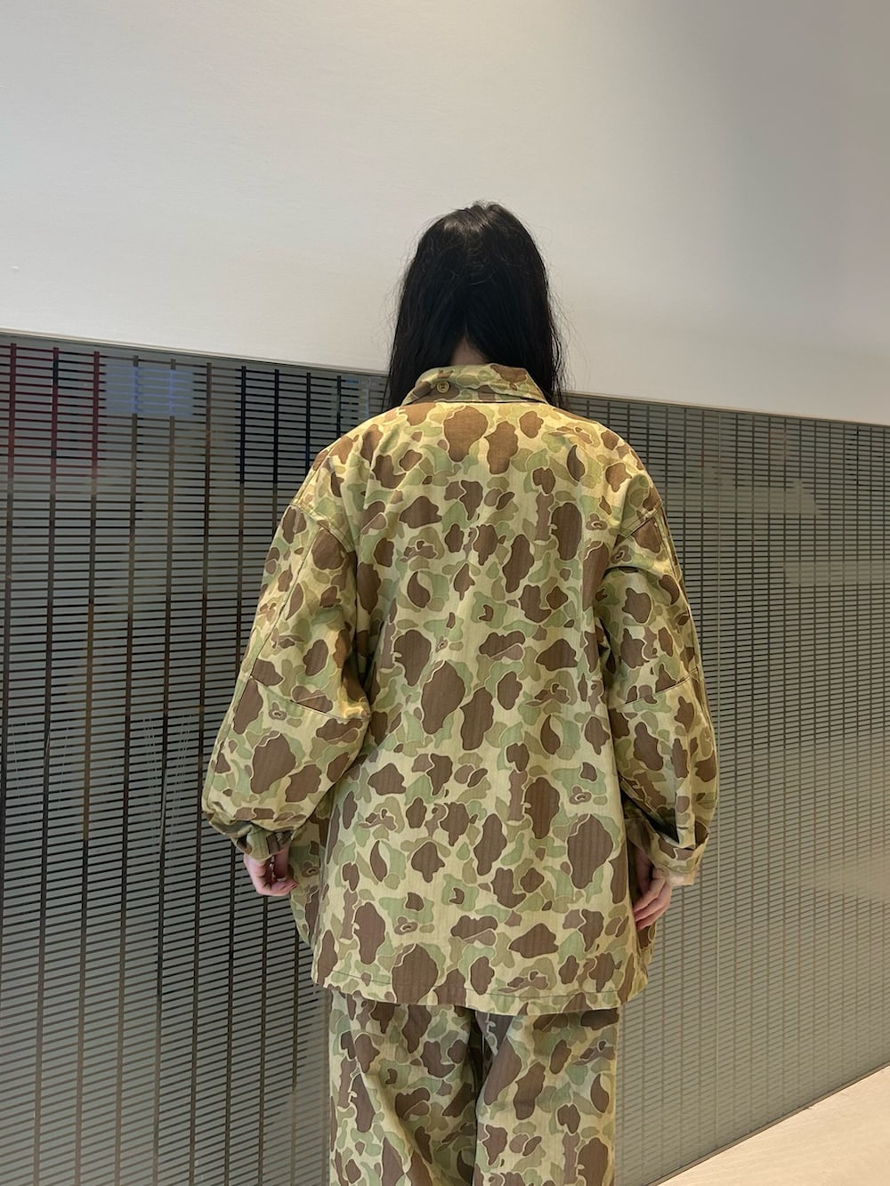 その他のミリタリージャケット、その他のカーゴパンツ、ベージュ系のTシャツ/カットソーを着用したレディースの秋コーディネートの5枚目の写真