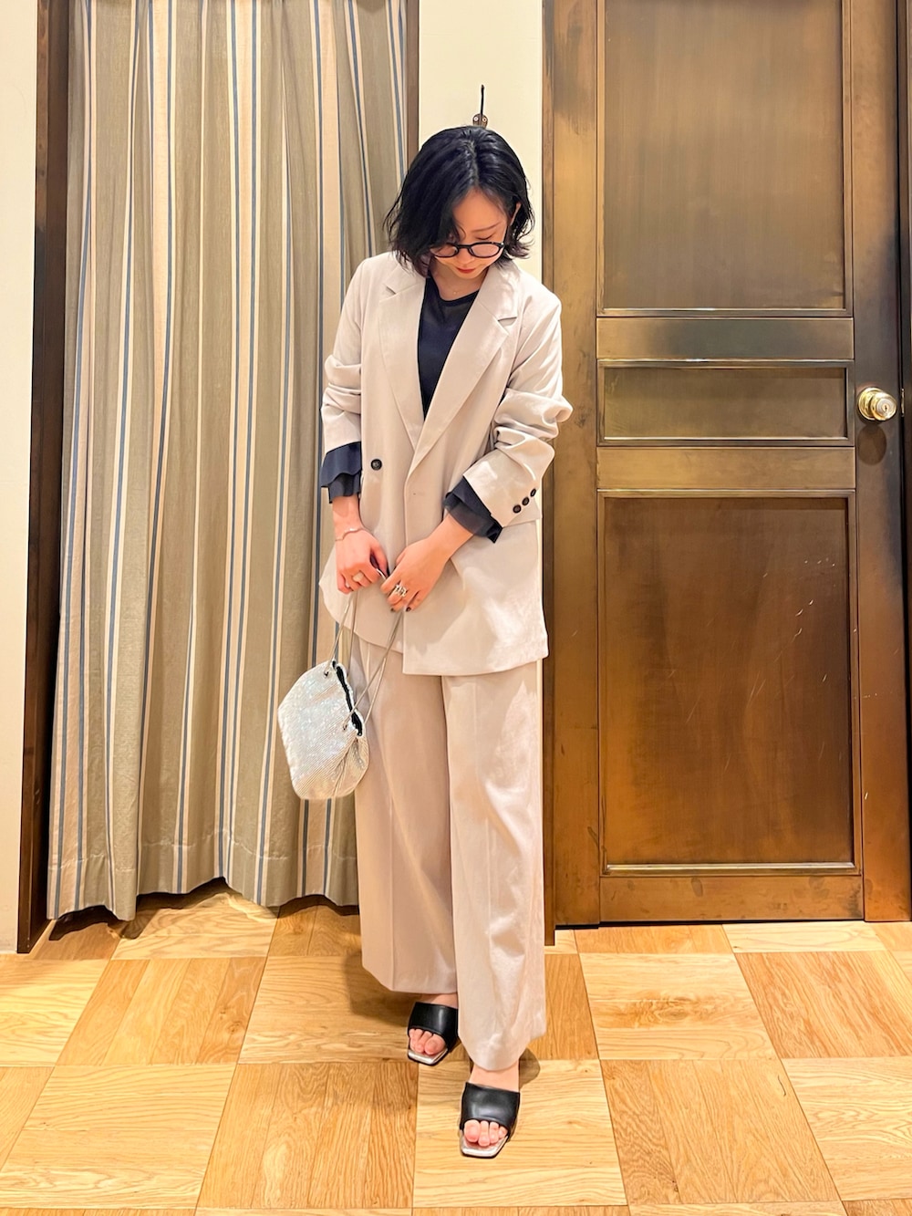 「テチチ(Te chichi)、春のNewスタイル、きれいめカジュアル、リネン、テーラードジャケット、パンツスタイル、ワイドパンツ、セットアップ、シルバーアクセサリー、メガネ女子、おしゃれさんと繋がりたい、いいね、save、フォローお願いします🤑」|「Te chichiのリネンブレンドダブルテーラードジャケット(セットアップ可)(ノーカラージャケット、ベージュ系)」を使った、さりーさん(骨格ストレート・レディース・157cm)の春コーディネートの2枚目の写真