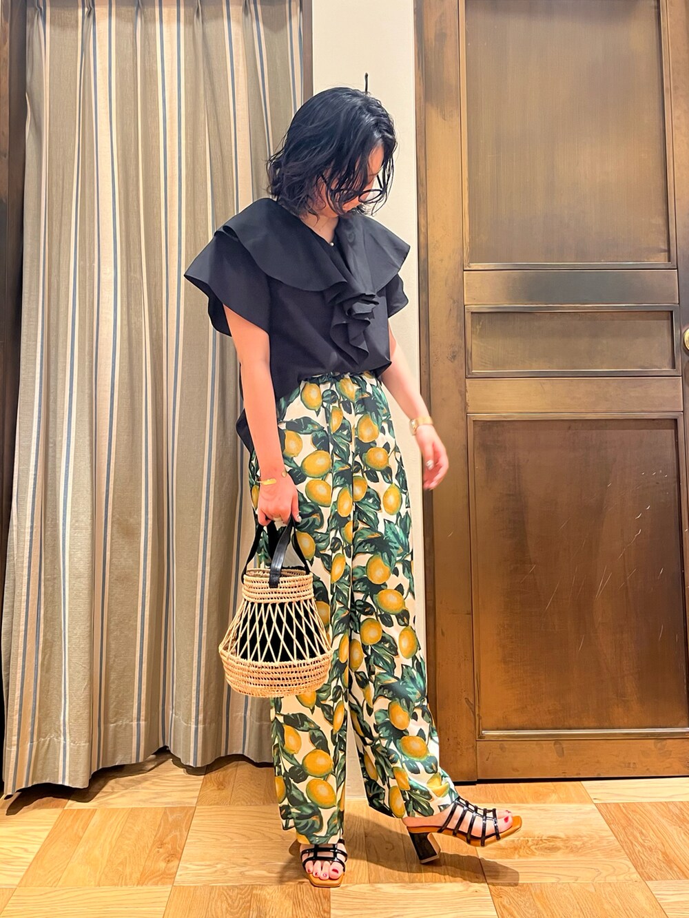 ブラック系のシャツ/ブラウス、ホワイト系のその他パンツ、ブラック系のサンダルを着用したレディースの春コーディネートの2枚目の写真