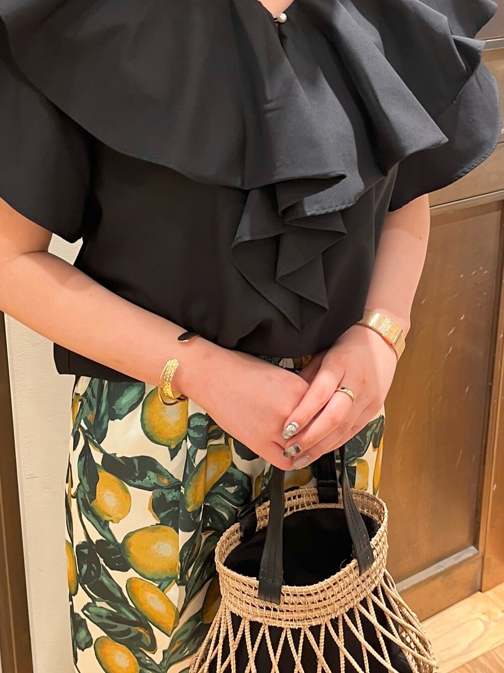 ブラック系のシャツ/ブラウス、ホワイト系のその他パンツ、ブラック系のサンダルを着用したレディースの春コーディネートの4枚目の写真