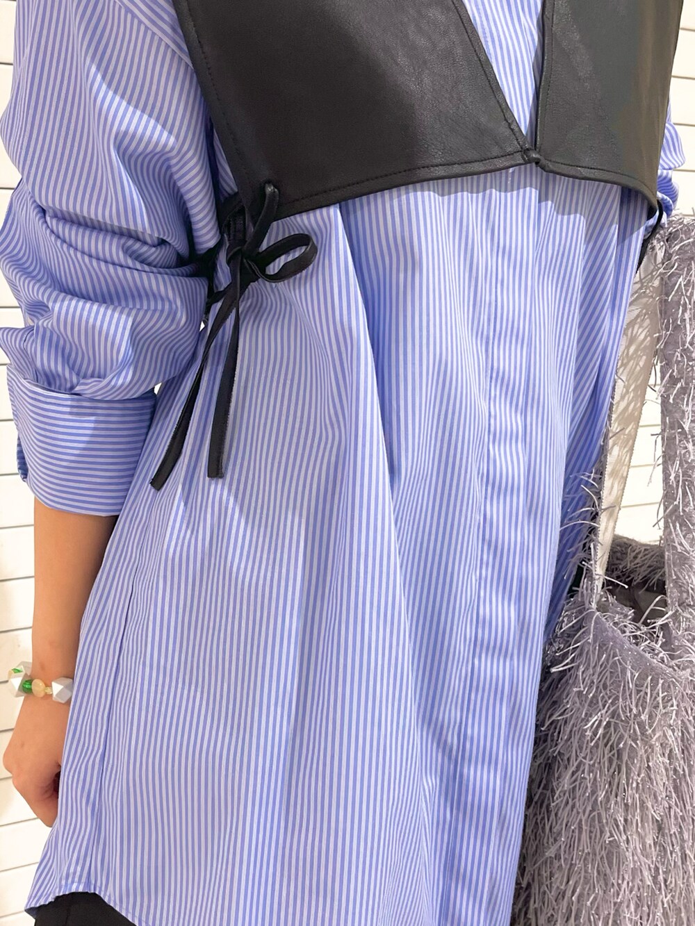 ブルー系のシャツ/ブラウス、ブラック系のベスト、ブラック系のその他パンツを着用したレディースの秋コーディネートの3枚目の写真