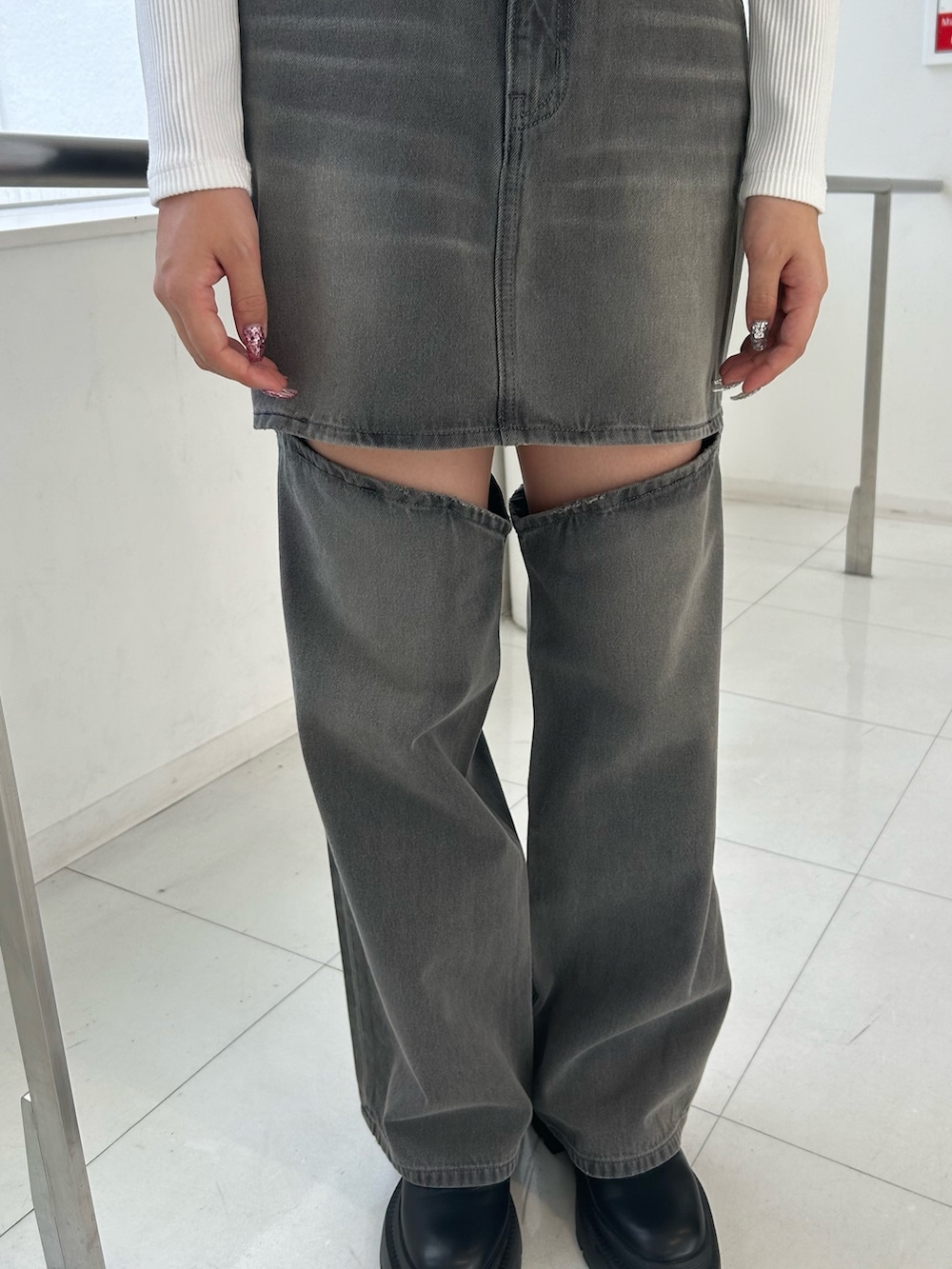 ブラック系のデニムパンツ、ホワイト系のTシャツ/カットソー、ブラック系のブーツを着用したレディースの冬コーディネートの3枚目の写真