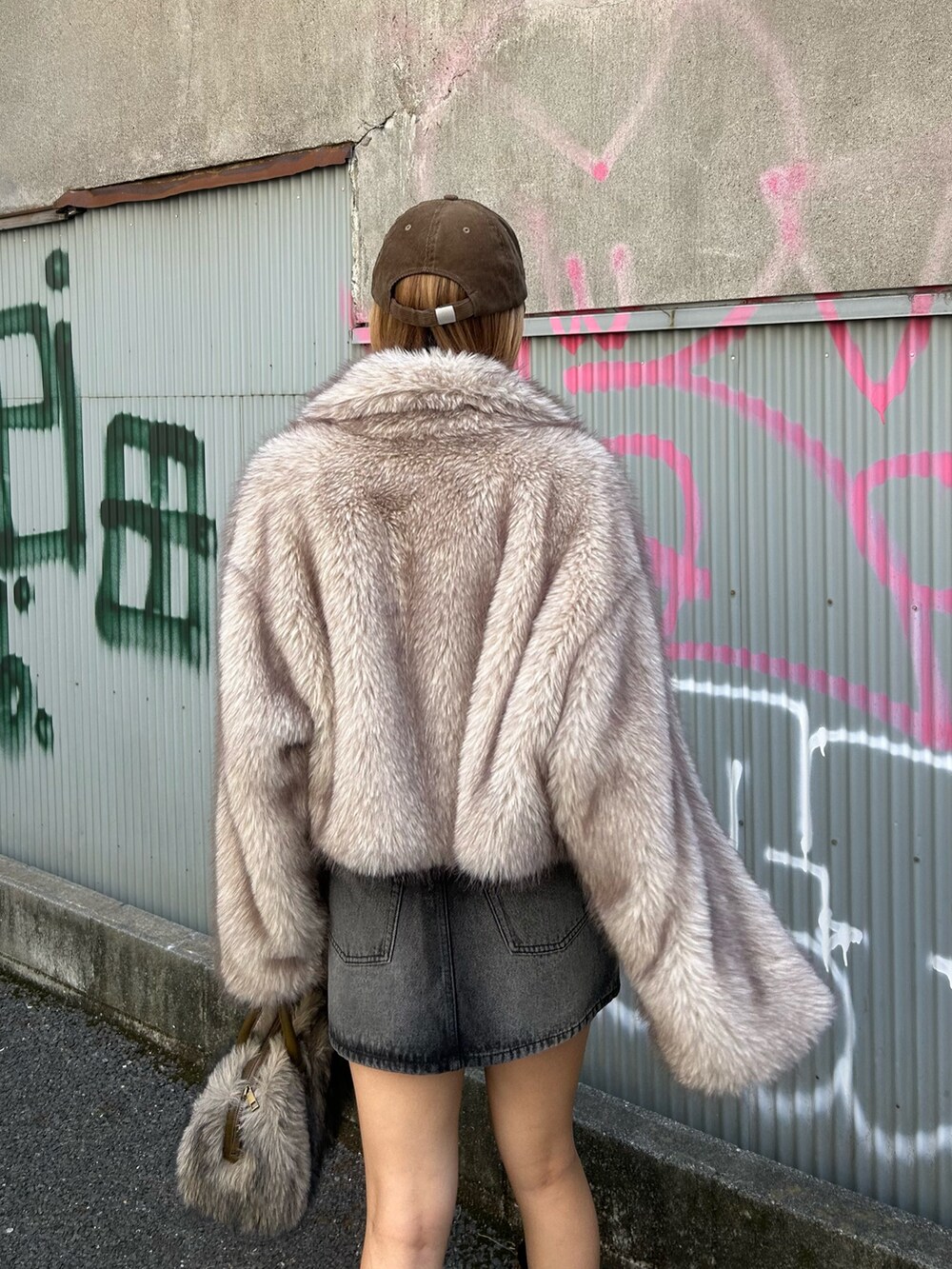 ブラウン系のブルゾン、ブラウン系のボストンバッグ、その他のブーツを着用したレディースの秋コーディネートの6枚目の写真