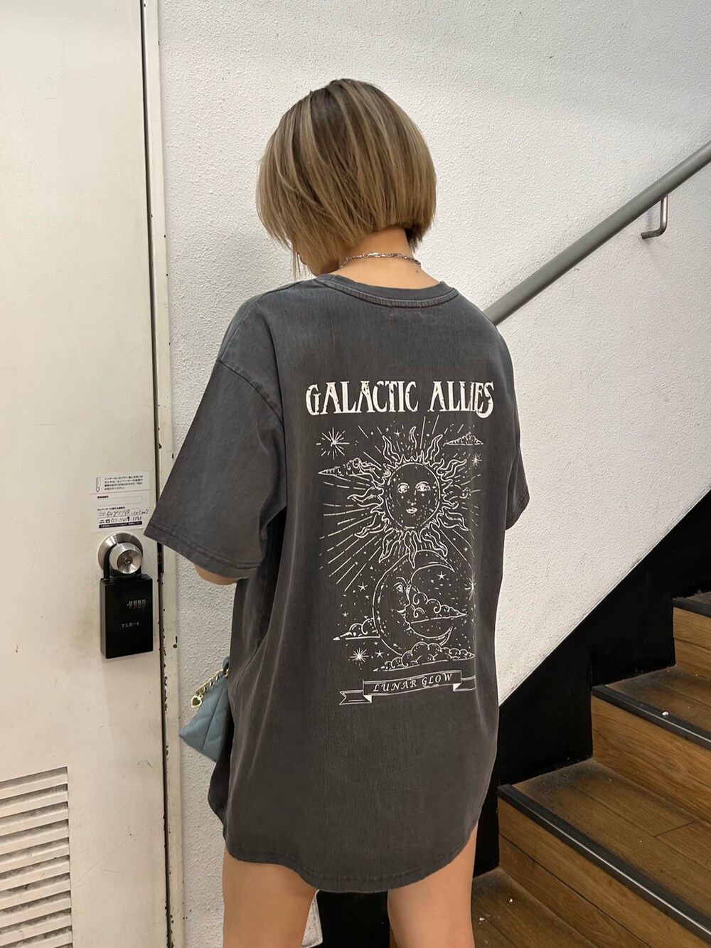 ブラック系のTシャツ/カットソー、ブラック系のブーツ、ブルー系のショルダーバッグを着用したレディースの春コーディネートの3枚目の写真