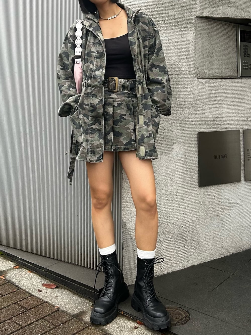 「EVRIS 、エヴリス、カモフラ、カモフラスカート、カモフラ柄、カモフラ柄アウター、迷彩、迷彩柄、迷彩コーデ、カジュアル、カジュアルコーデ、カジュアルスタイル、春服、春、春コーデ」｜「EVRISのミリタリーデザインルーズブルゾン（ブルゾン、その他）」を使った、MINAMIさん（レディース・163cm）の春コーディネートの2枚目の写真