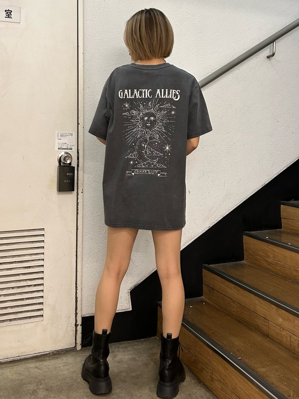 ブラック系のTシャツ/カットソー、ブラック系のブーツ、ブルー系のショルダーバッグを着用したレディースの春コーディネートの2枚目の写真