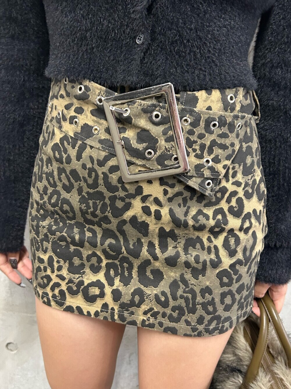 ブラック系のブーツ、その他のスカート、ブラック系のニット/セーターを着用したレディースの秋コーディネートの7枚目の写真