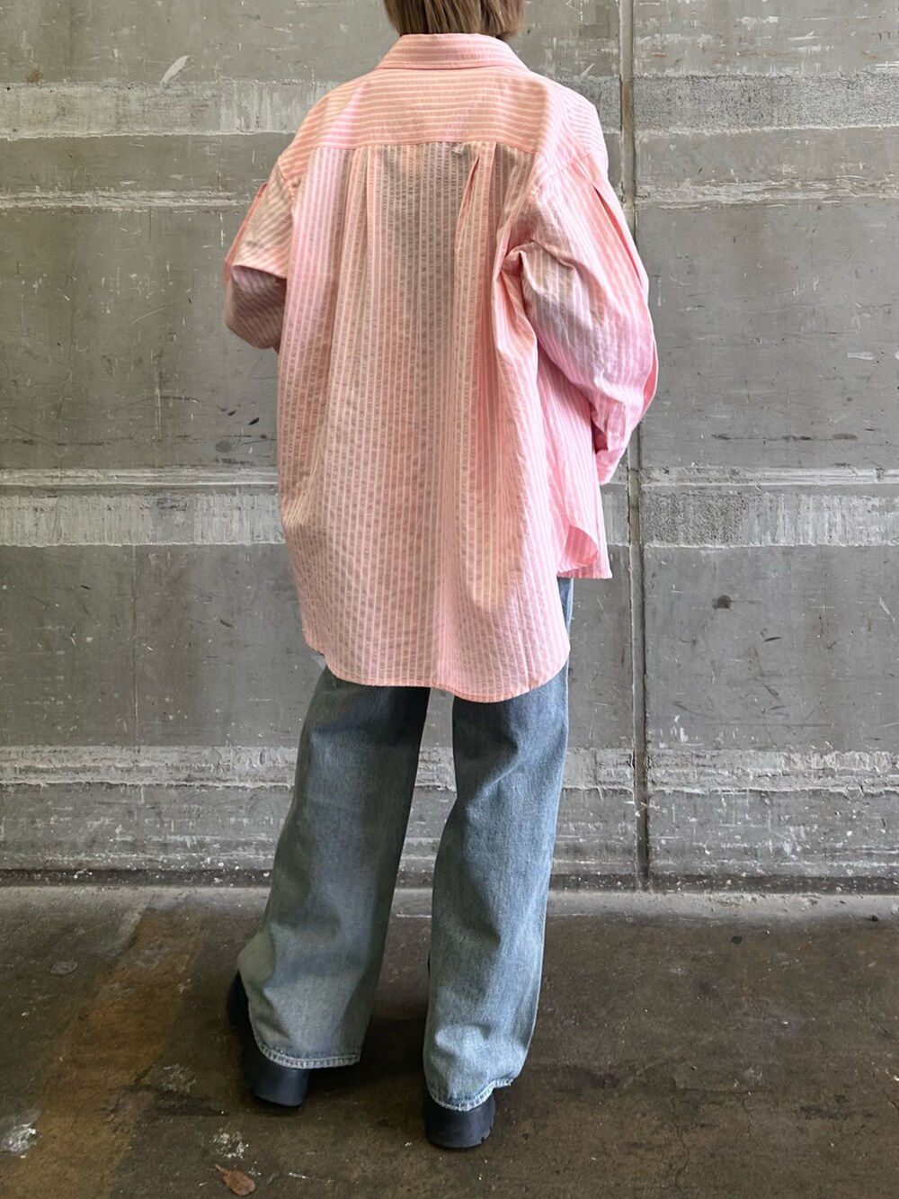 ブルー系のデニムパンツ、その他のTシャツ/カットソー、ピンク系のシャツ/ブラウスを着用したレディースの春コーディネートの2枚目の写真