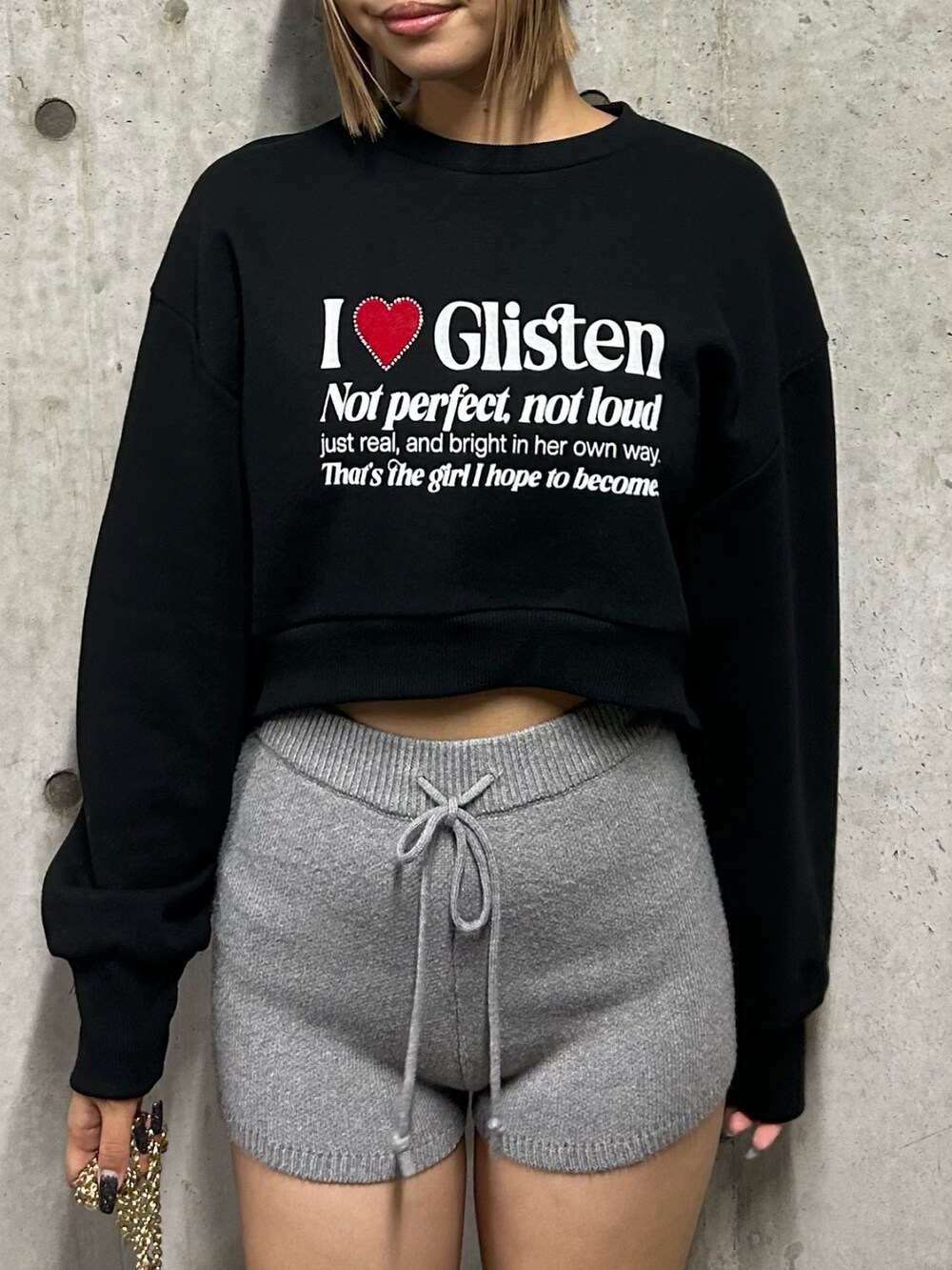 ブラック系のスウェット、ブラック系のスリッポン、グレー系のその他パンツを着用したレディースの秋コーディネートの4枚目の写真