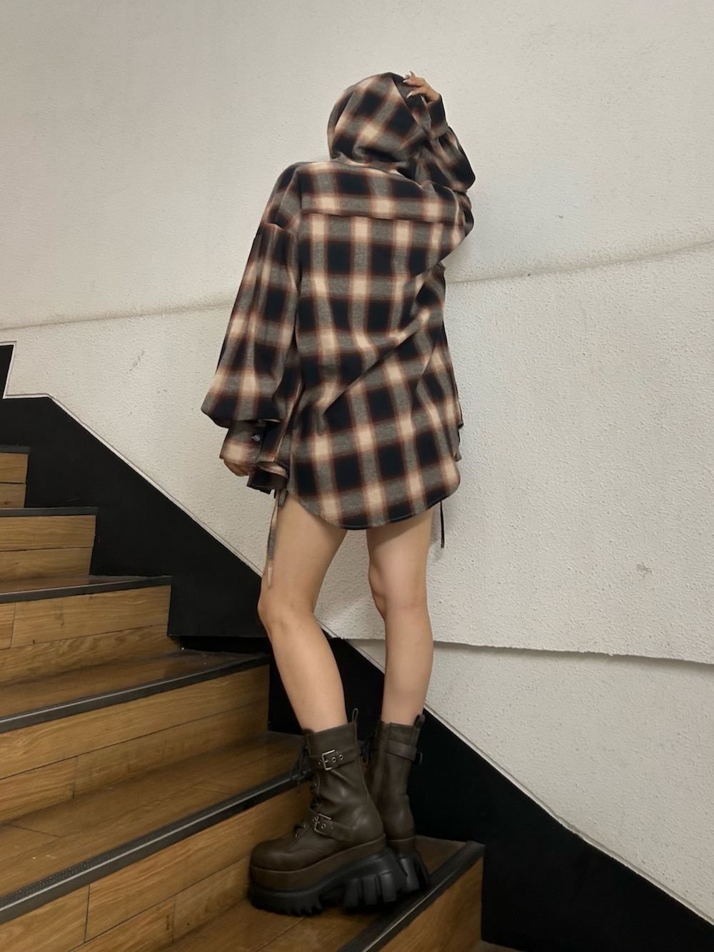 ブラウン系のその他パンツ、ブラウン系のシャツ/ブラウス、ブラウン系のブーツを着用したレディースの夏コーディネートの3枚目の写真