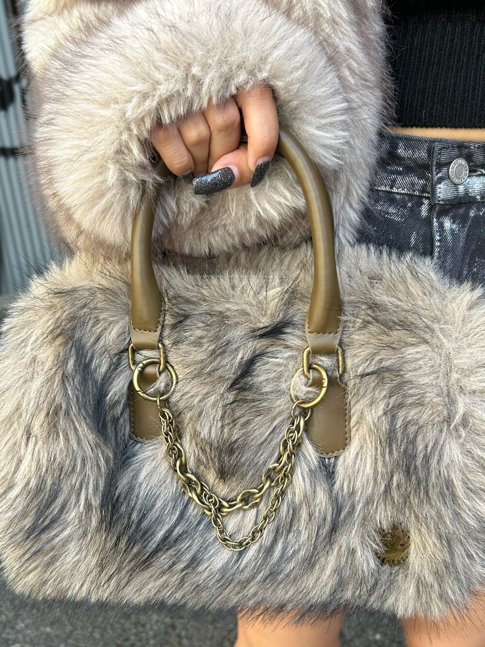 ブラウン系のブルゾン、ブラウン系のボストンバッグ、その他のブーツを着用したレディースの秋コーディネートの9枚目の写真