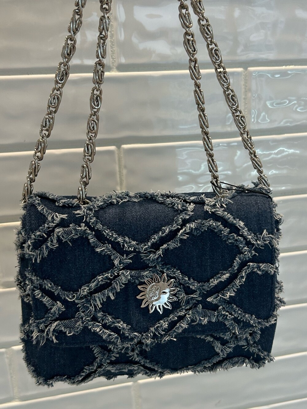 ホワイト系のシャツ/ブラウス、ブルー系のショルダーバッグ、ブラック系のブーツを着用したレディースの冬コーディネートの4枚目の写真