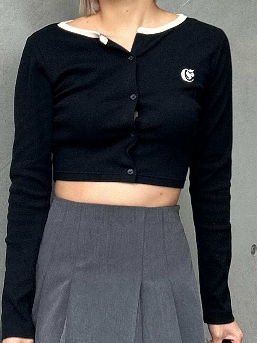 グレー系のその他パンツ、ブラック系のTシャツ/カットソー、ブラック系のハンドバッグを着用したレディースの冬コーディネートの2枚目の写真