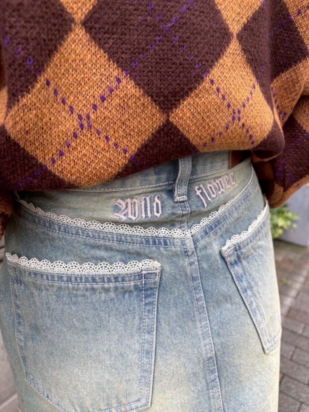 ブルー系のデニムスカート、ブラウン系のニット/セーター、ベージュ系のブーツを着用したレディースの秋コーディネートの6枚目の写真