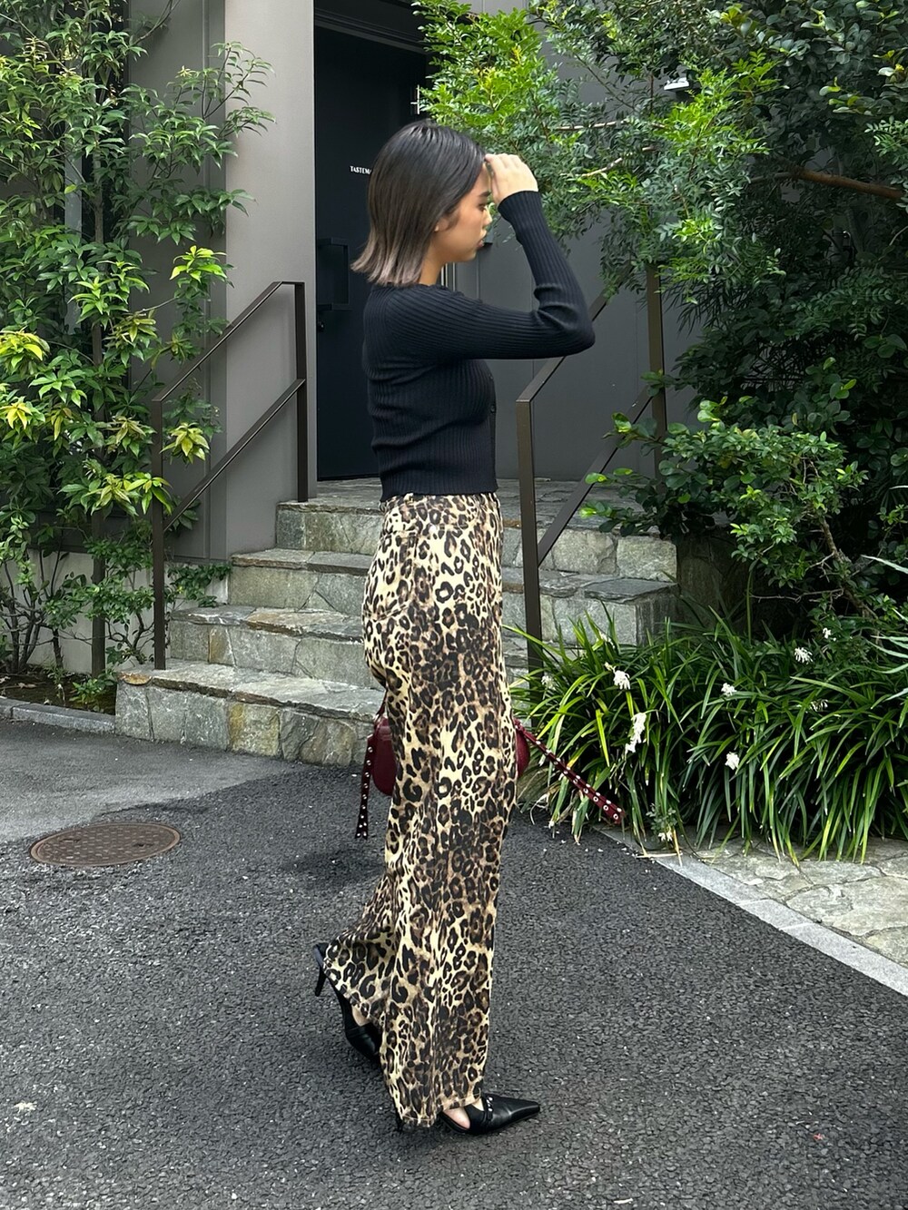 その他のその他パンツ、ブラック系のニット/セーター、ブラック系のパンプスを着用したレディースの夏コーディネートの2枚目の写真