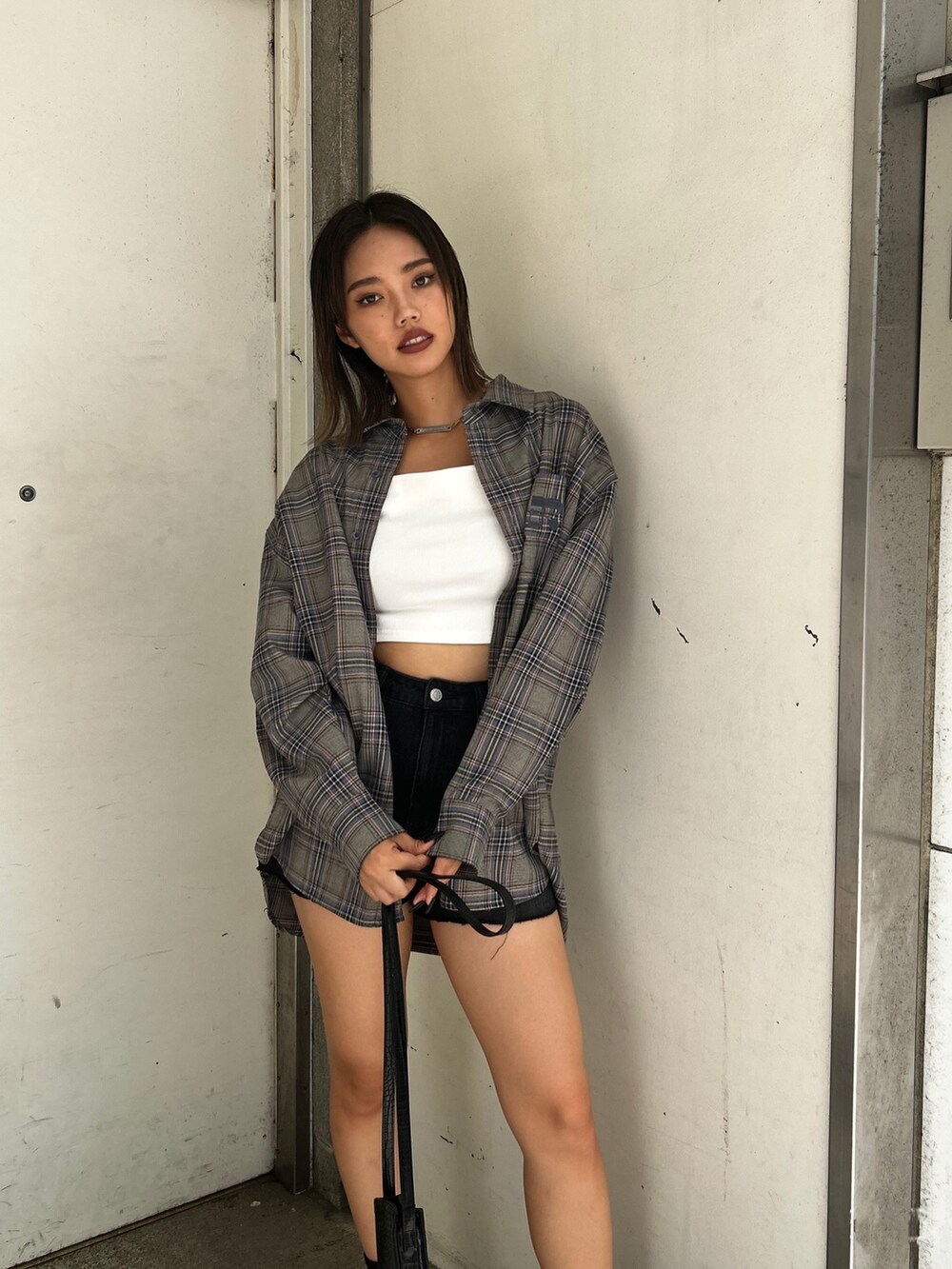 その他のブーツ、ブラック系のショルダーバッグ、その他のシャツ/ブラウスを着用したレディースの秋コーディネートの2枚目の写真