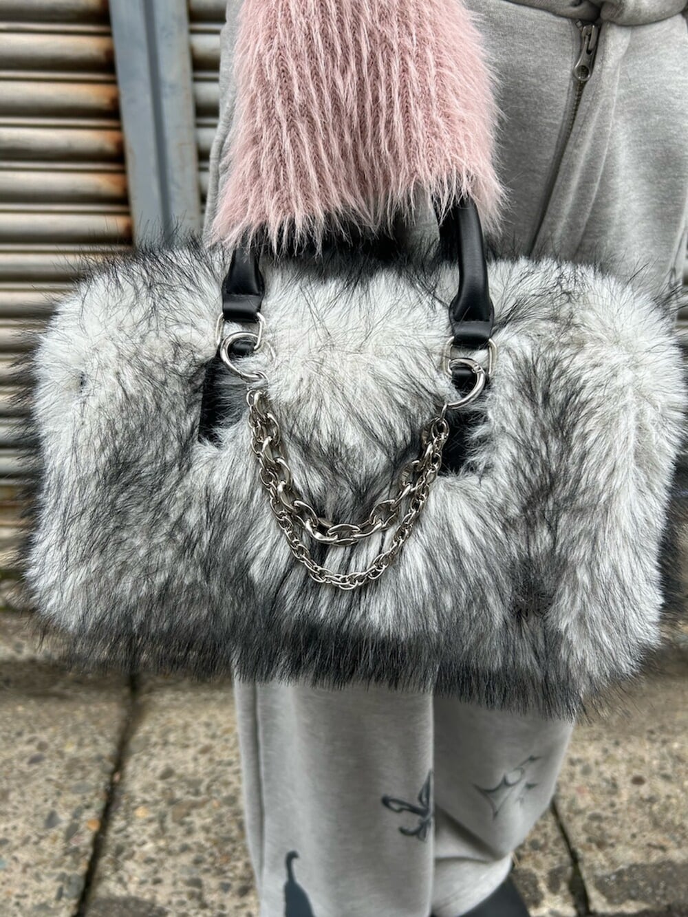 ブラック系のスリッポン、ピンク系のニット/セーター、グレー系のスウェットパンツを着用したレディースの秋コーディネートの8枚目の写真