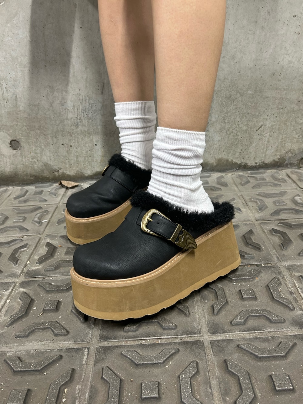 ブラック系のスウェット、ブラック系のスリッポン、グレー系のその他パンツを着用したレディースの秋コーディネートの8枚目の写真