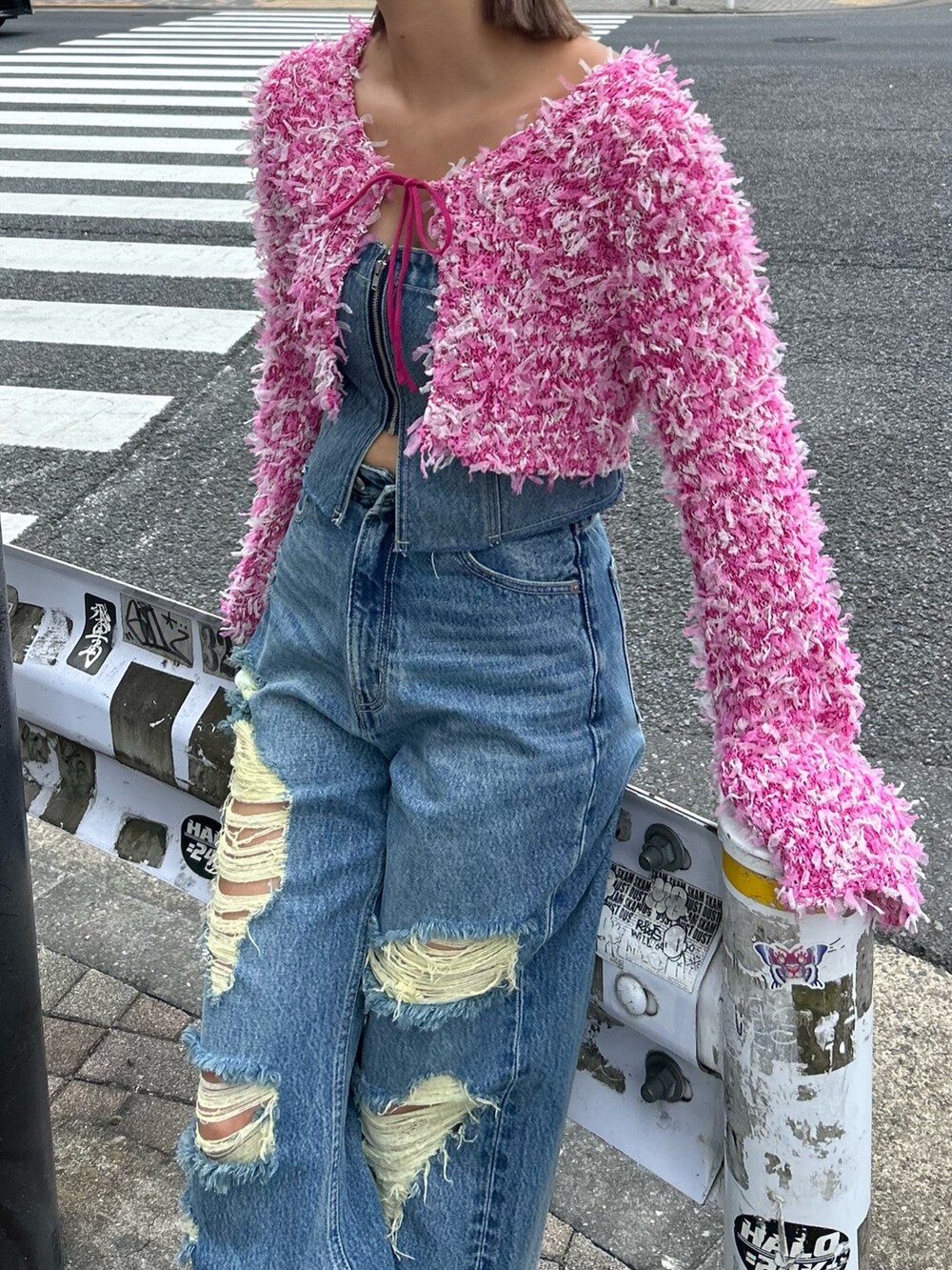 ブラック系のサンダル、ブルー系のデニムパンツ、ピンク系のニット/セーターを着用したレディースの夏コーディネートの2枚目の写真