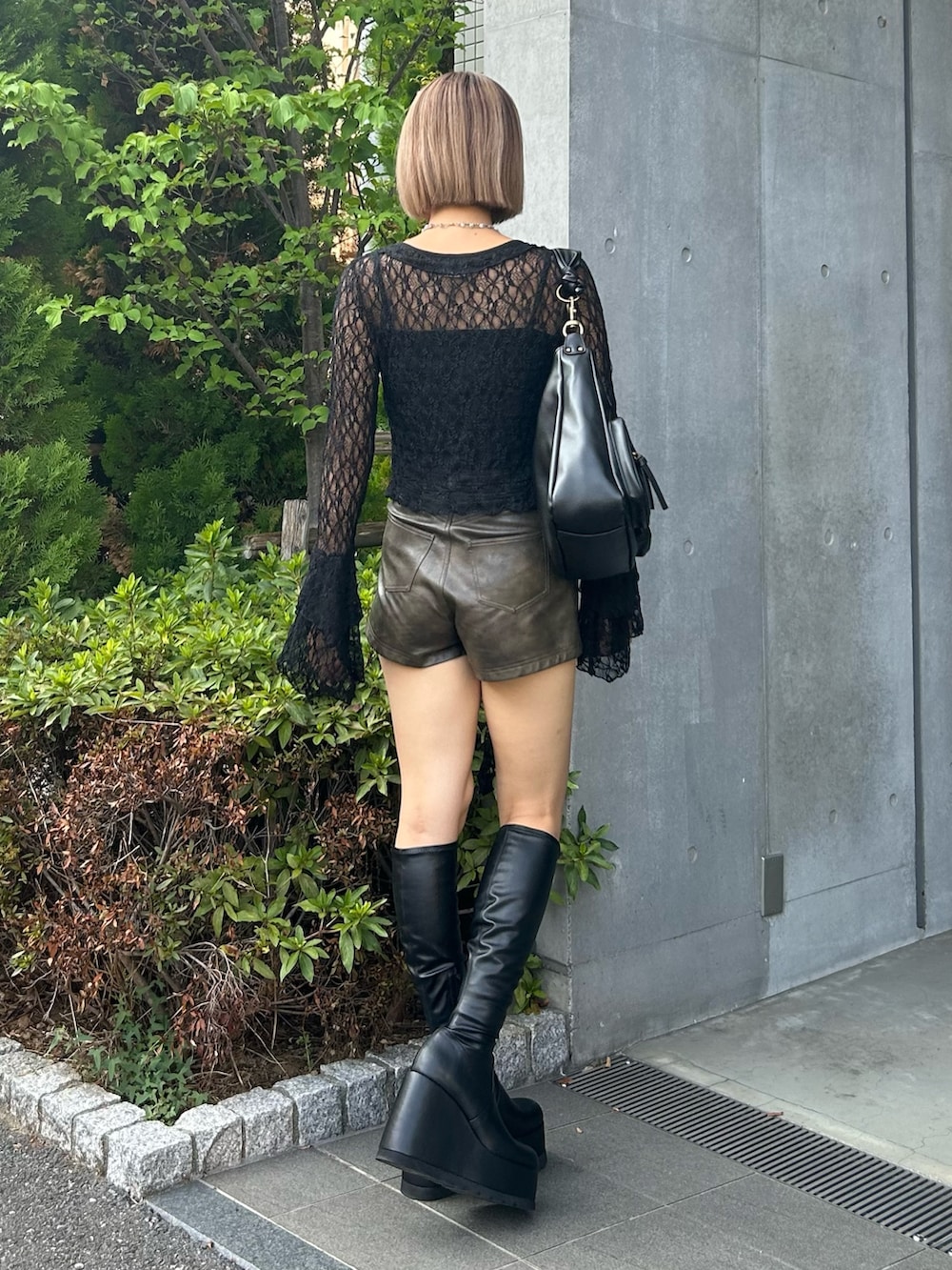 ブラウン系のその他パンツ、ブラック系のTシャツ/カットソー、ブラック系のブーツを着用したレディースの秋コーディネートの3枚目の写真